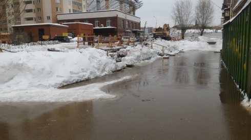 В Екатеринбурге строители затопили дворы на улице Крылова