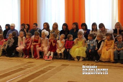 Половина зачисленных в первые классы детей имеют временную прописку в Екатеринбурге