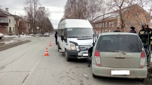 На Урале водитель маршрутки, уснувший за рулем, покалечил двух человек