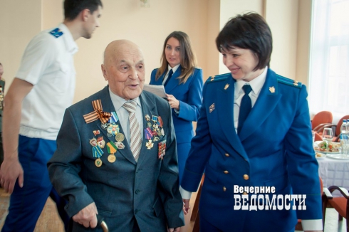 В Екатеринбурге прокуратура и общественники организовали концерт для ветеранов (ФОТО)