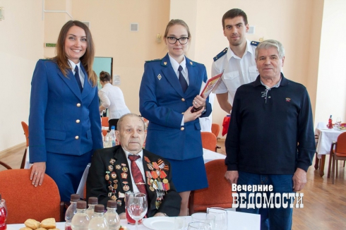 В Екатеринбурге прокуратура и общественники организовали концерт для ветеранов (ФОТО)