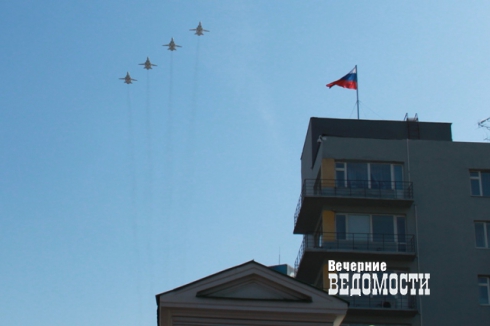 По главному проспекту Екатеринбурга прошли парадом войска и «Бессмертный полк»