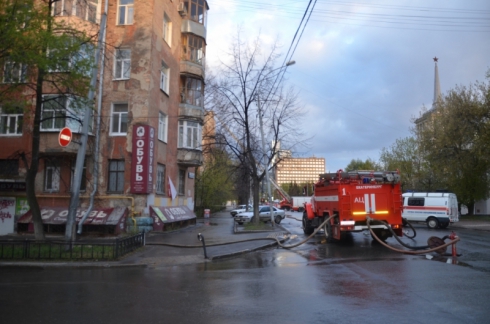 Ночью в Екатеринбурге загорелся жилой дом на Первомайской. Эвакуировали 82 человека