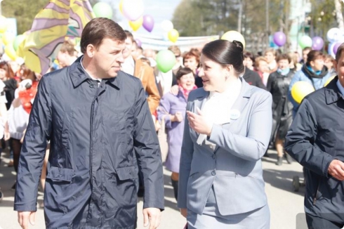 Евгений Куйвашев поздравил выпускников Серова с последним звонком