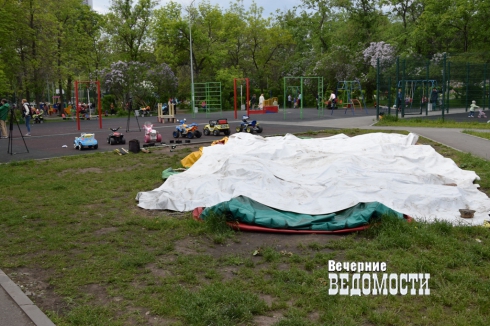 Общественники и чиновники проверили надувные аттракционы в Екатеринбурге (ФОТО)