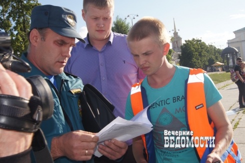 Водные прогулки на городском пруду Екатеринбурга незаконны? Общественники и инспекторы МЧС провели проверку