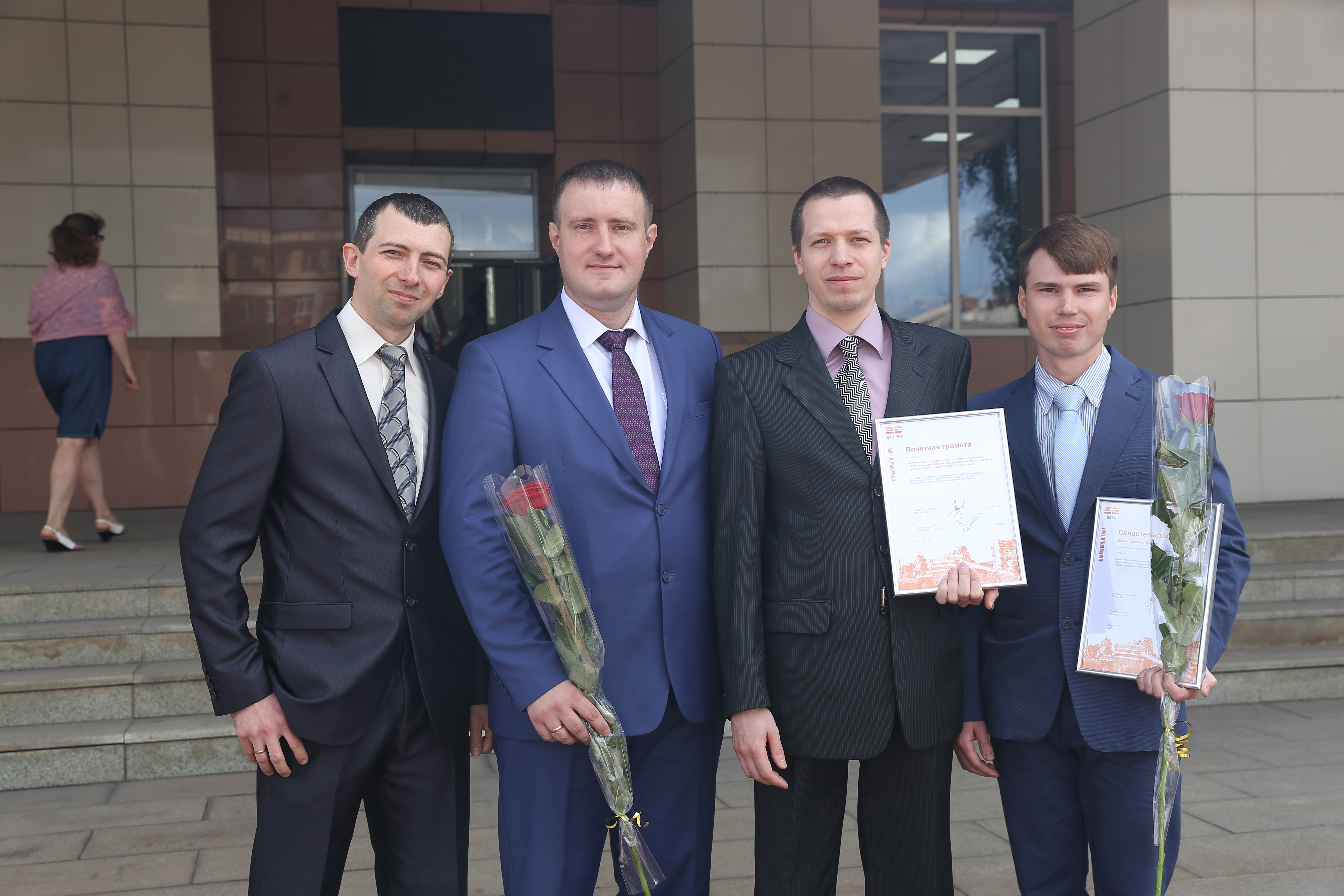 На комбинате ЕВРАЗ НТМК наградили лучших молодых металлургов