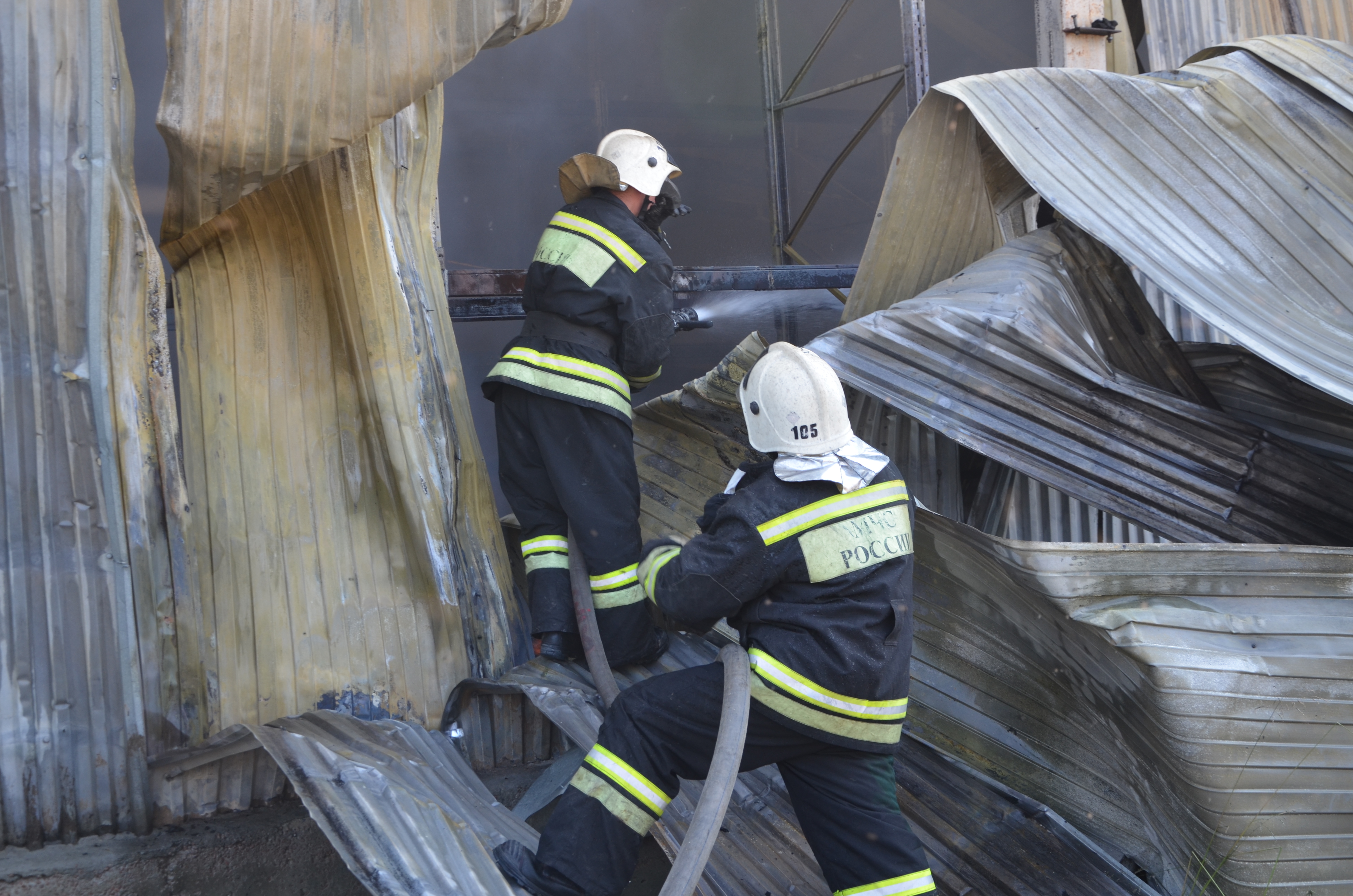 Пожарные дознаватели устанавливают причину крупного пожара в Екатеринбурге