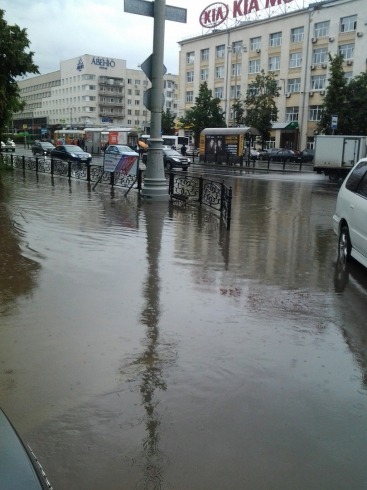 Екатеринбург залило водой. В соцсетях пользователи выкладывают фотографии «потопа»