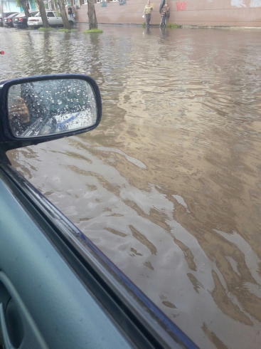 Екатеринбург залило водой. В соцсетях пользователи выкладывают фотографии «потопа»