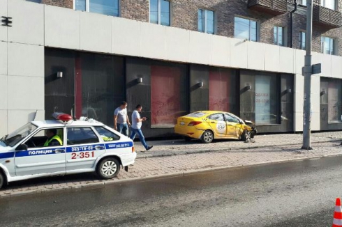 В Екатеринбурге такси вылетело на красный свет, врезалось в другую машину, а потом в стену дома
