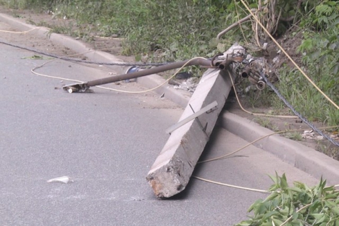 В Екатеринбурге «Хонда» снесла бетонный столб и улетела в канаву