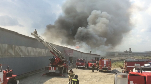 Пожарные дознаватели устанавливают причину крупного пожара в Екатеринбурге