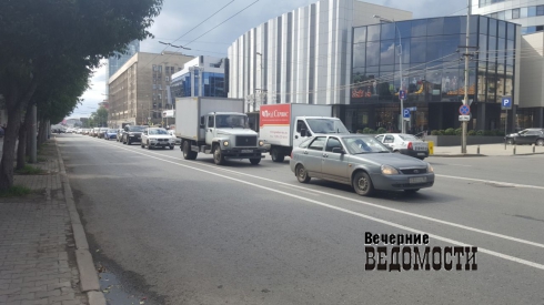 В пробке на улице Малышева весь день стоят автомобили
