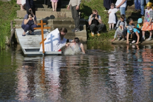 На Урале сто человек приняли крещение в реке