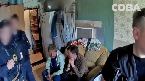 В Екатеринбурге задержали двух мужчин, которые издевались над женщиной в квартире