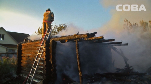 Возле поселка Октябрьский сгорел заброшенный дом