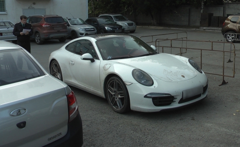Автомобиль Porsche екатеринбуржца, задолжавшего полтора миллиона, нашли в другом городе