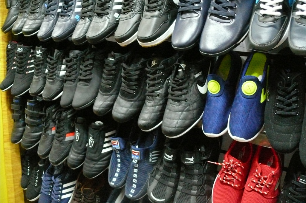Рынок спортивной обуви. Контрафактная обувь. Обувь контрафакт. Контрафакт одежда и обувь. Паленая обувь.