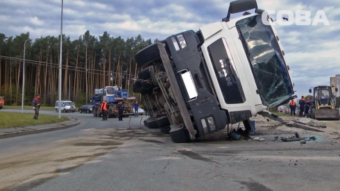В Екатеринбурге опрокинулся грузовик с песком. Пострадавших нет