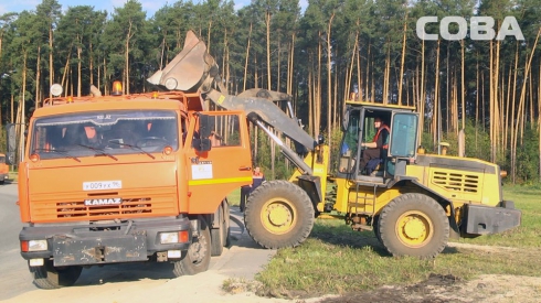 В Екатеринбурге опрокинулся грузовик с песком. Пострадавших нет