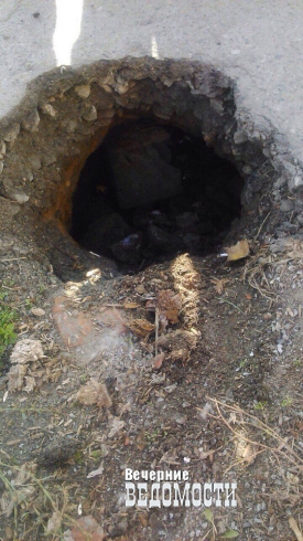 В Белоярке в трехметровую яму, доставшуюся в «наследство» от коммунальщиков, упала женщина
