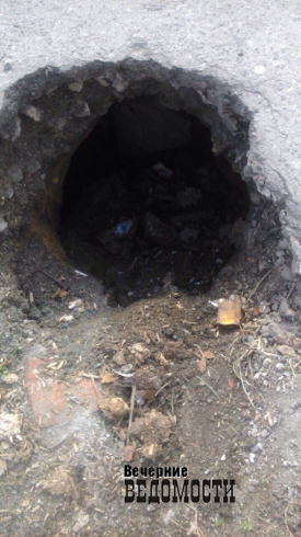 В Белоярке в трехметровую яму, доставшуюся в «наследство» от коммунальщиков, упала женщина
