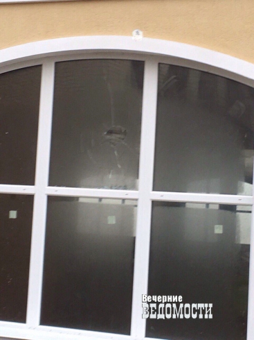 В Камышлове вандалы разбили окна в ТРЦ