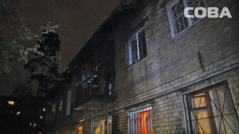 На улице Чердынской загорелся балкон жилого дома