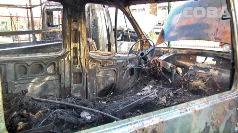 В Екатеринбурге сгорела будка автостоянки и машины 