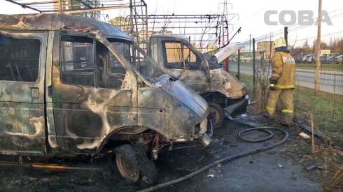 В Екатеринбурге сгорела будка автостоянки и машины 