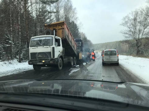 Свердловские дорожники кладут асфальт на первый снег