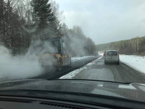 Свердловские дорожники кладут асфальт на первый снег