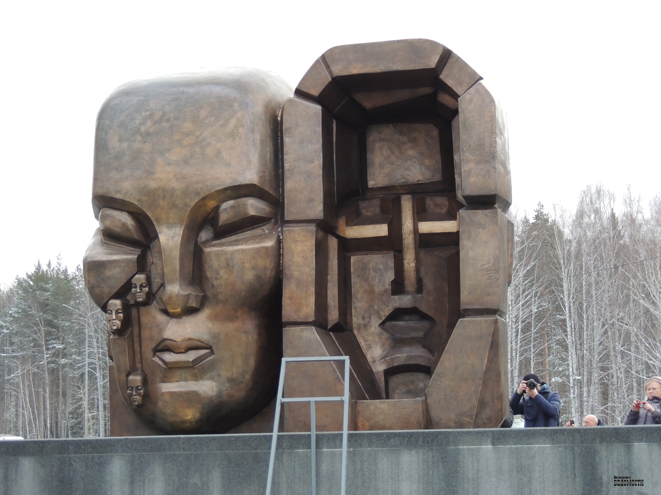 Маска скорби в каких городах. Эрнст неизвестный. Эрнст неизвестный атомный век. Эрнст неизвестный скульптор. Эрнст неизвестный памятник жертвам репрессий в Екатеринбурге.