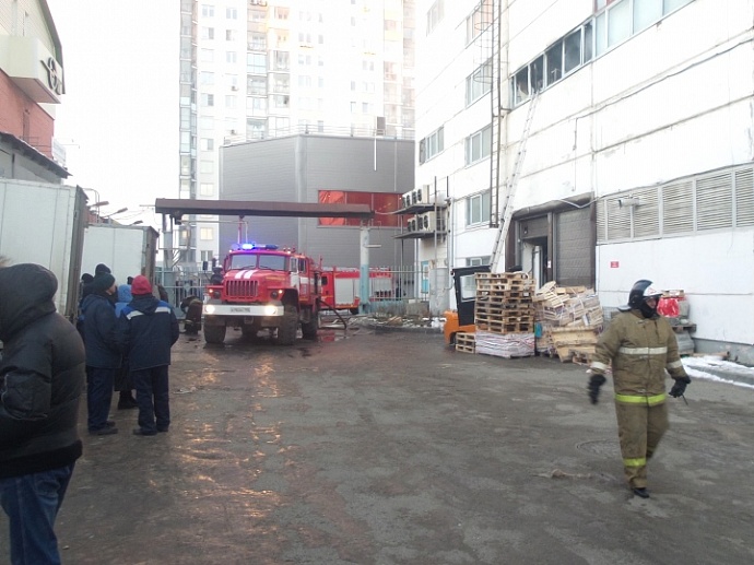 В Екатеринбурге загорелось здание магазина «Минимарт» торговой сети «Мегамарт»