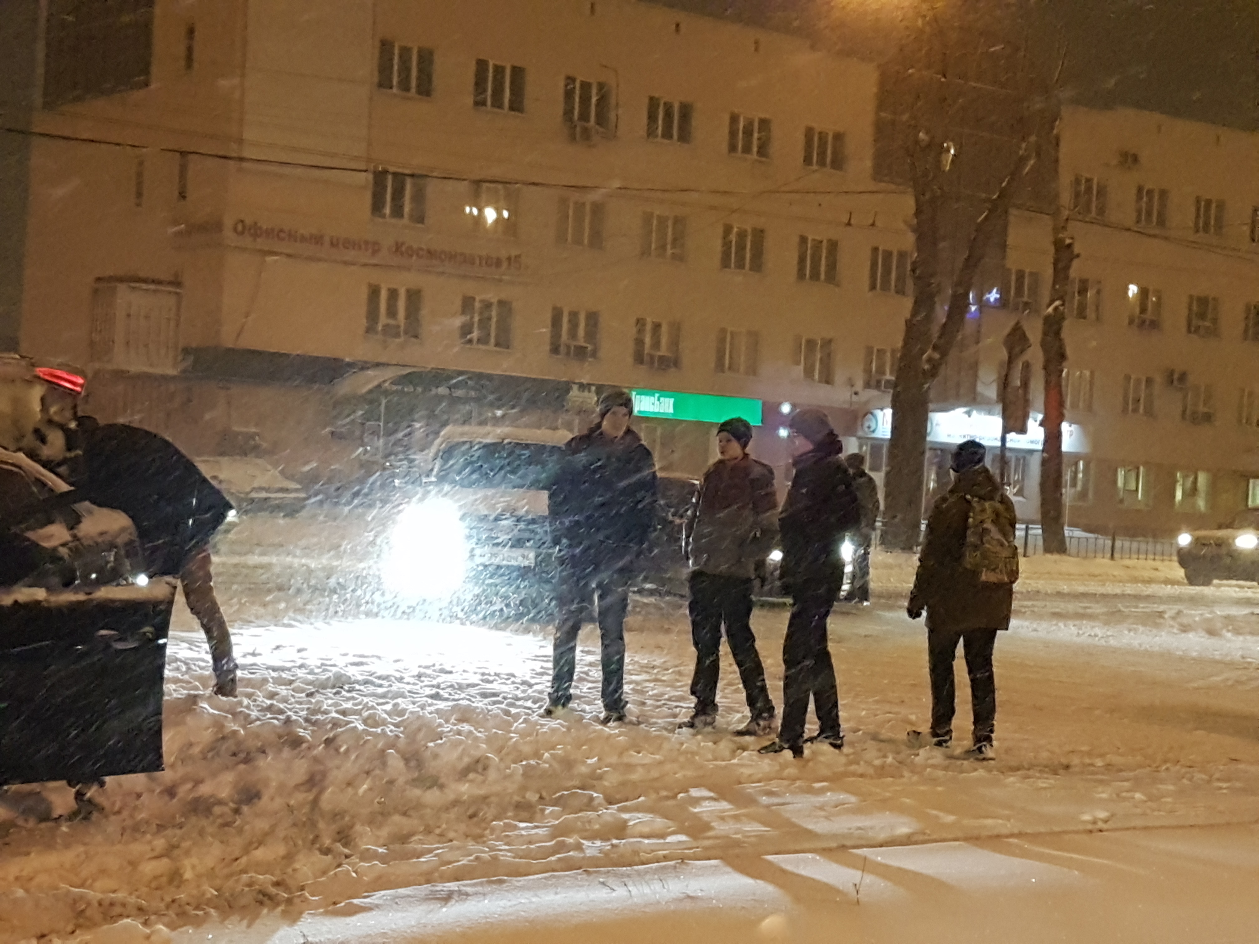 Трамваи встали: снегопад и ДТП парализовали движение на проспекте Космонавтов в Екатеринбурге