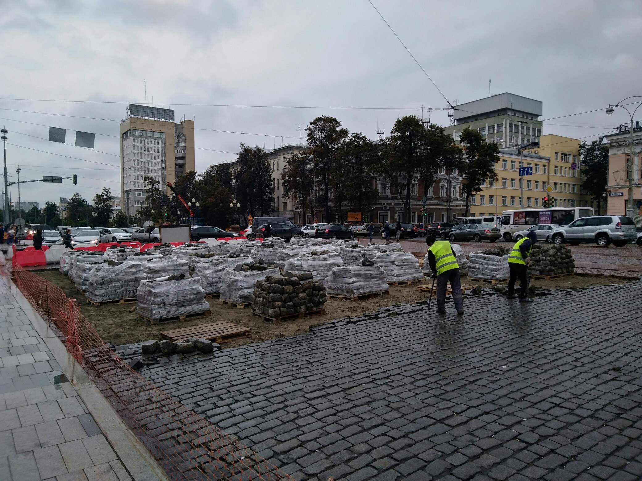 В екатеринбурге на неделю. Замена брусчатки на площади 1905 года. Понедельник в городе Москва. Город понедельник. Екатеринбург мэрия пробки фото.