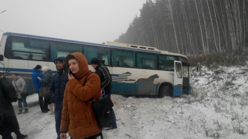 Под Екатеринбургом в кювет улетел рейсовый автобус. Пассажиры отделались ушибами