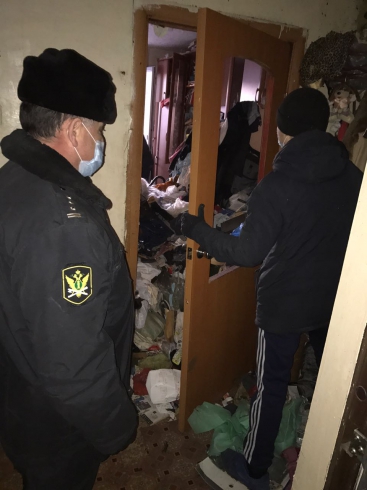 Из квартиры на улице Начдива Онуфриева вывезли несколько тонн мусора
