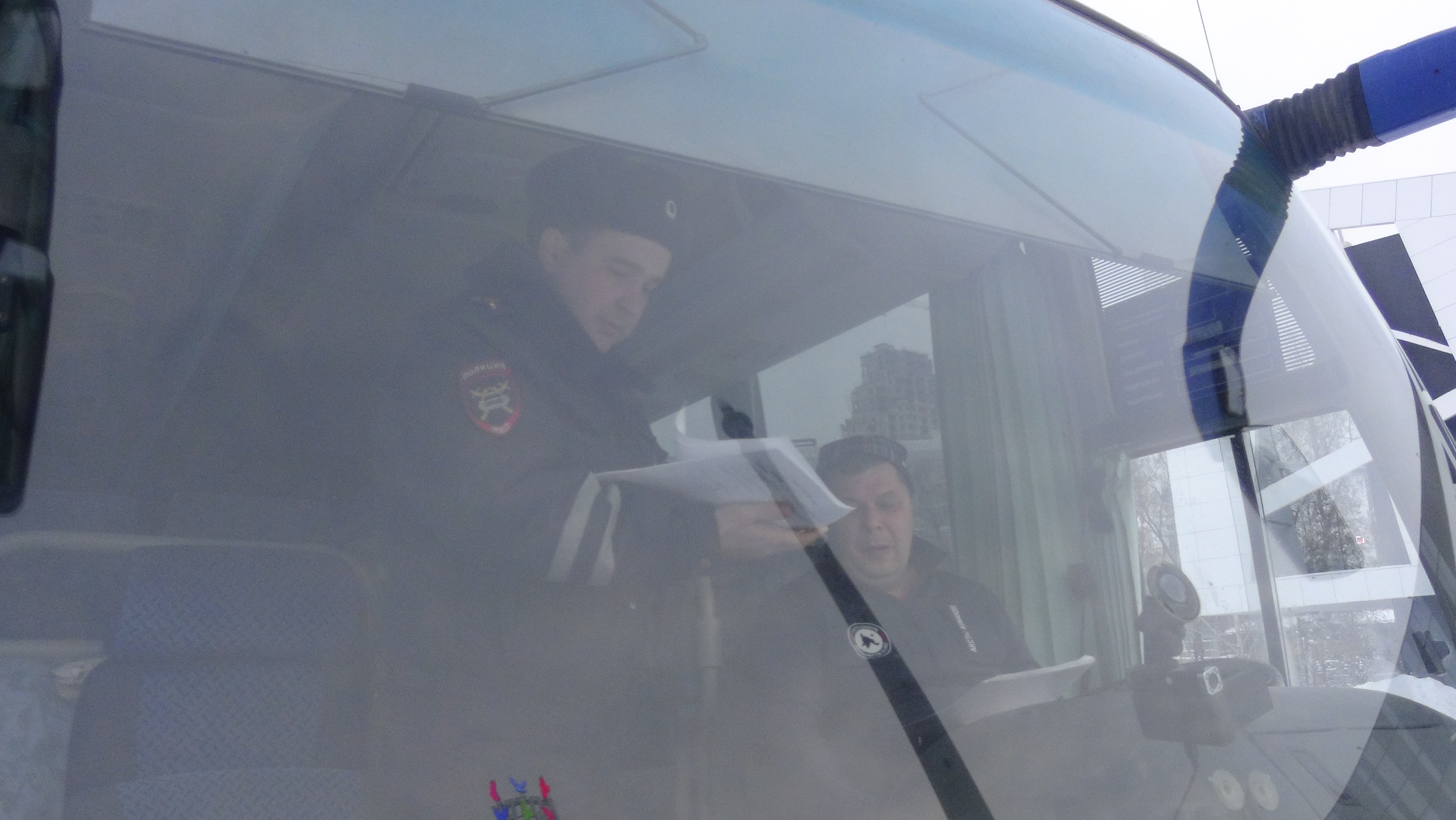 Сотрудники ГИБДД проверяют автобусы, перевозящие детей в Екатеринбурге