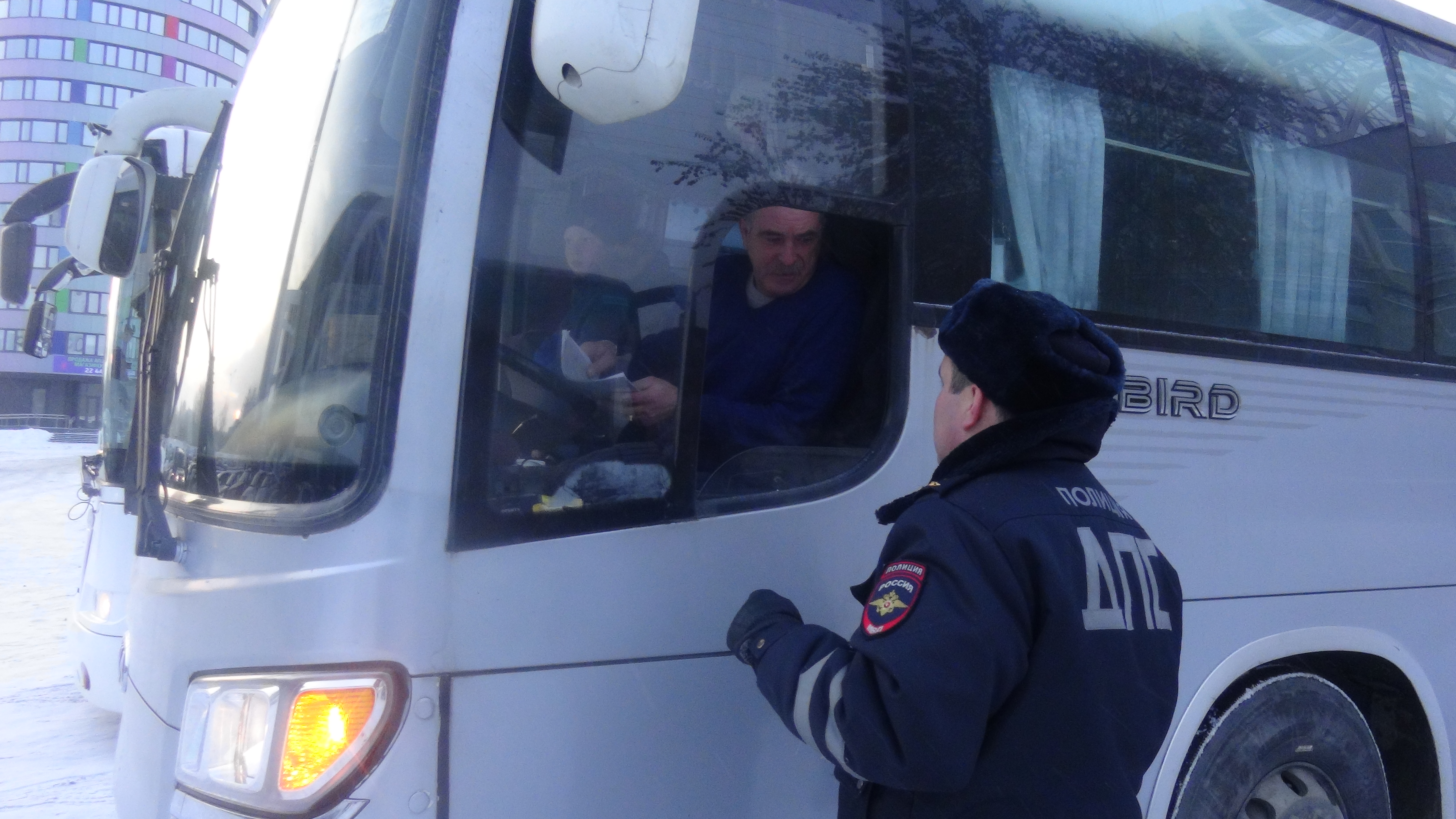 Сотрудники ГИБДД проверяют автобусы, перевозящие детей в Екатеринбурге