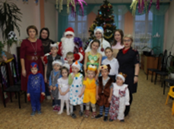 «Полицейский Дед Мороз» поздравил с Новым годом детишек в Верхней Салде
