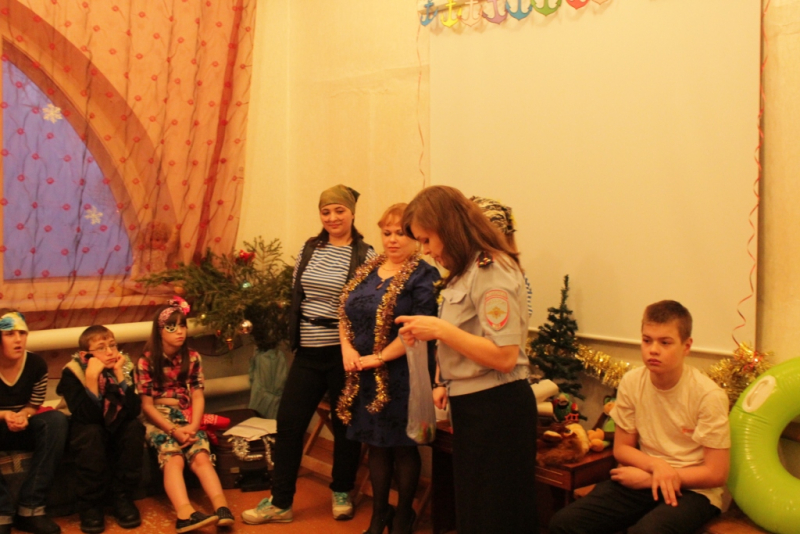 В преддверии Рождества «Полицейский Дед Мороз» навестил ребят из социально-реабилитационного центра в Красноуральске