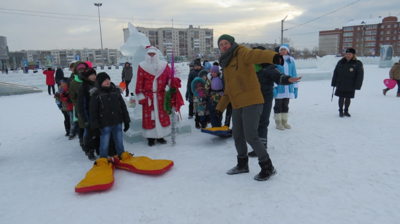 «Полицейский Дед Мороз» продолжил поздравлять детей и жителей Серова