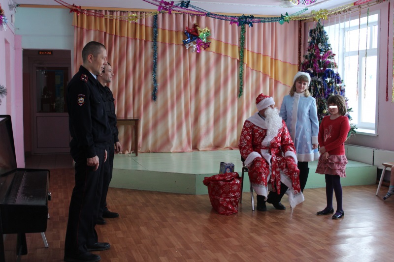 «Полицейский Дед Мороз» поздравил детей в Талице