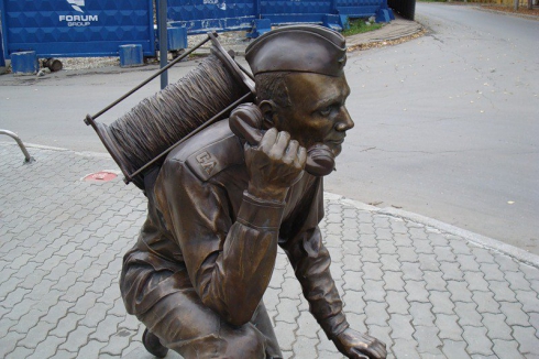 Вандалы оторвали катушку у памятника военному связисту в Екатеринбурге