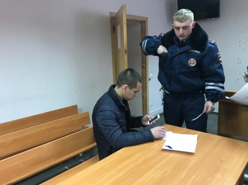 В Екатеринбурге автомобилиста арестовали на пять суток за отказ снять тонировку