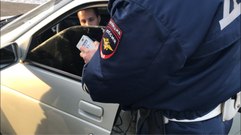 В Екатеринбурге автомобилиста арестовали на пять суток за отказ снять тонировку