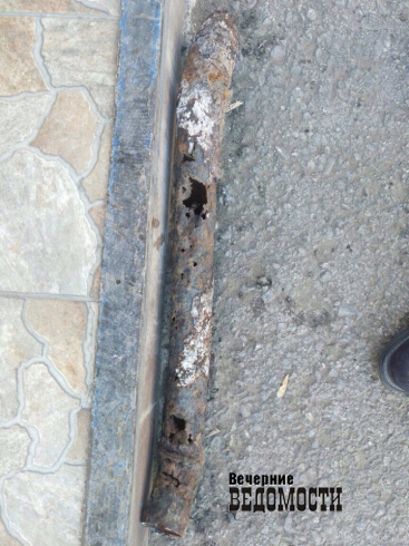 Коммунальщики в Белоярке раскопали трубы, символизирующие состояние ЖКХ в муниципалитете