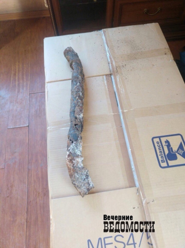 Коммунальщики в Белоярке раскопали трубы, символизирующие состояние ЖКХ в муниципалитете